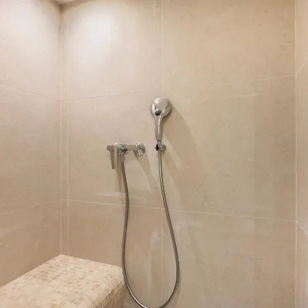 Loft Industriel Avec Terrasse Et Filet Suspendu A Cimiez *