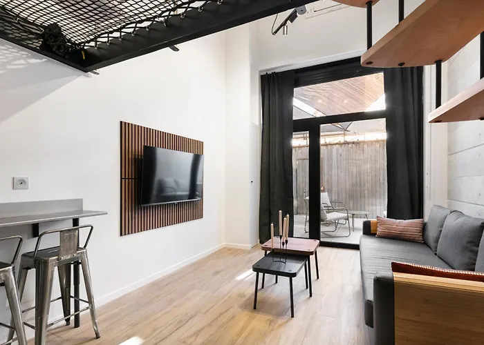 Loft Industriel Avec Terrasse Et Filet Suspendu A Cimiez شقة