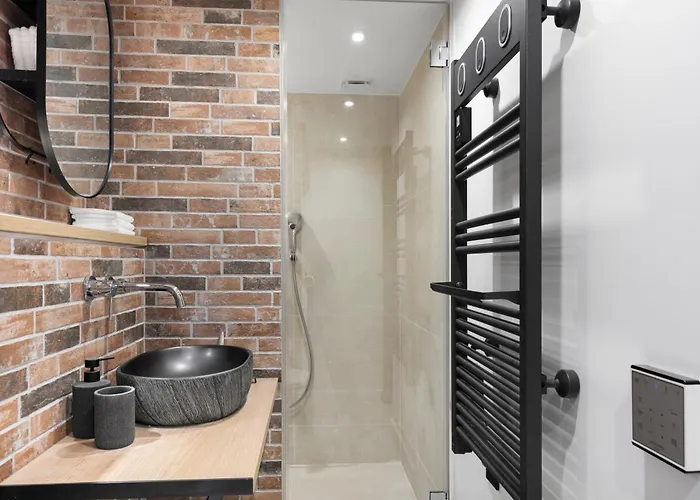 Loft Industriel Avec Terrasse Et Filet Suspendu A Cimiez نيس