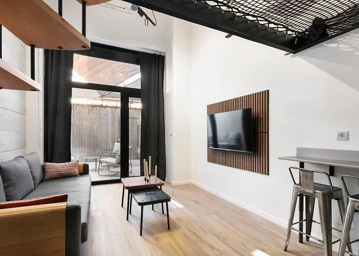 Loft Industriel Avec Terrasse Et Filet Suspendu A Cimiez