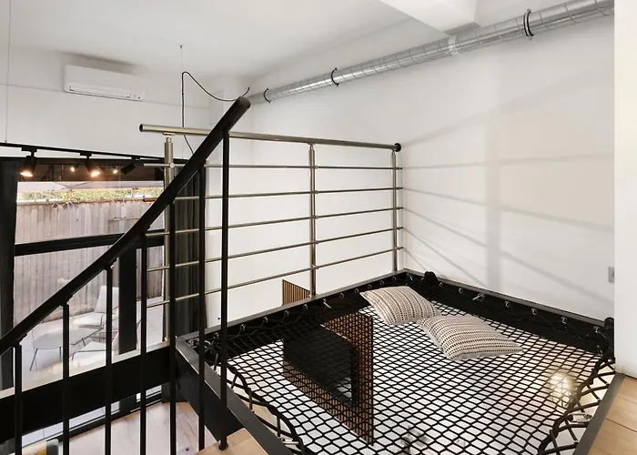 Loft Industriel Avec Terrasse Et Filet Suspendu A Cimiez نيس