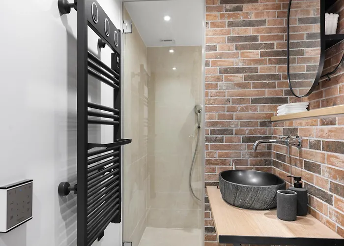 Loft Industriel Avec Terrasse Et Filet Suspendu A Cimiez شقة